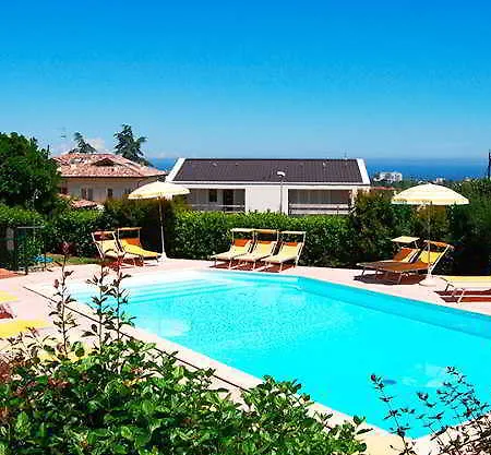 Residenze Al Colle Dei Pini 3* ריצ'יונה