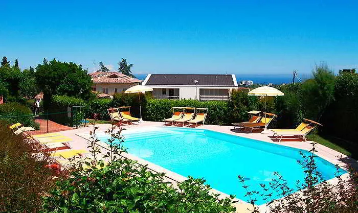 Residenze Al Colle Dei Pini 3* 리치오네