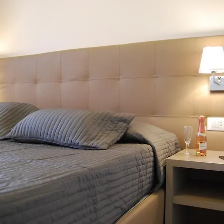 アパートホテル Residenze Al Colle Dei Pini 3*