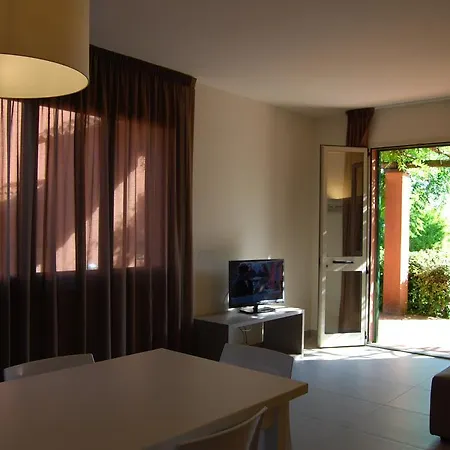 Residenze Al Colle Dei Pini アパートホテル 3*