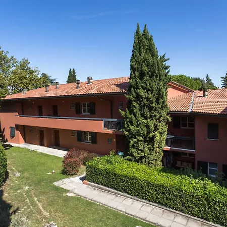 アパートホテル Residenze Al Colle Dei Pini 3*