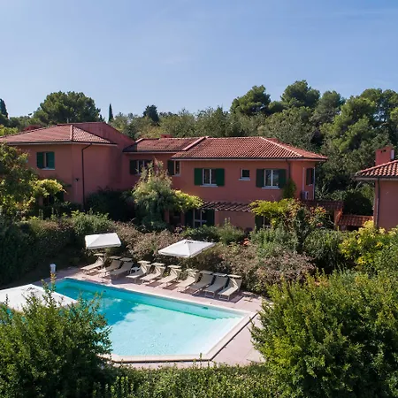 Residenze Al Colle Dei Pini アパートホテル 3*