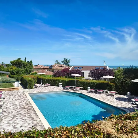 Residenze Al Colle Dei Pini アパートホテル 3*