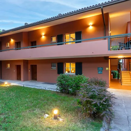 アパートホテル Residenze Al Colle Dei Pini 3*