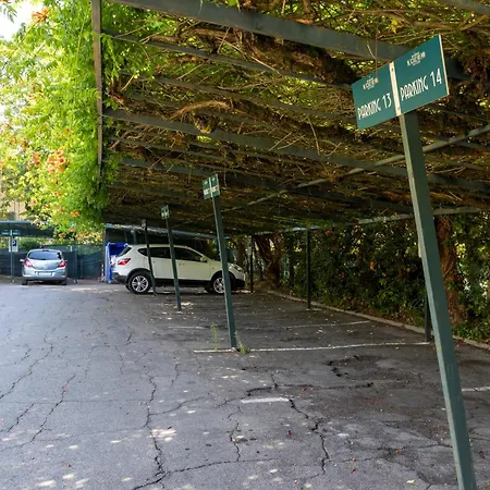 アパートホテル Residenze Al Colle Dei Pini 3*