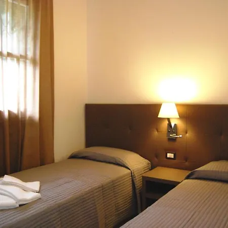 アパートホテル Residenze Al Colle Dei Pini 3*