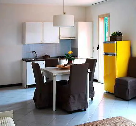 アパートホテル Residenze Al Colle Dei Pini 3*