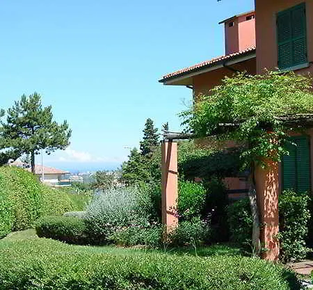 アパートホテル Residenze Al Colle Dei Pini 3*