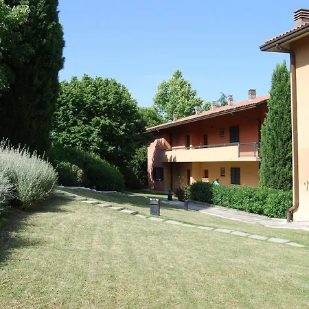 アパートホテル Residenze Al Colle Dei Pini 3*