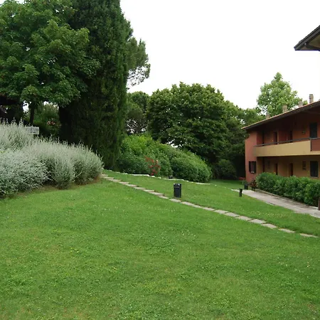 アパートホテル Residenze Al Colle Dei Pini 3*