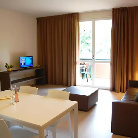 アパートホテル Residenze Al Colle Dei Pini 3*