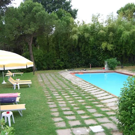 Residenze Al Colle Dei Pini アパートホテル 3*