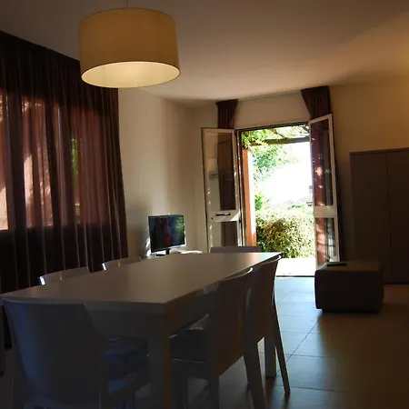 アパートホテル Residenze Al Colle Dei Pini 3*