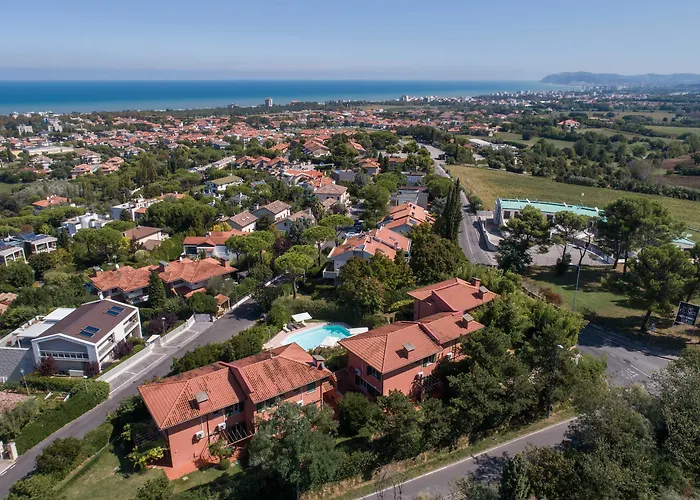 Residenze Al Colle Dei Pini Риччоне